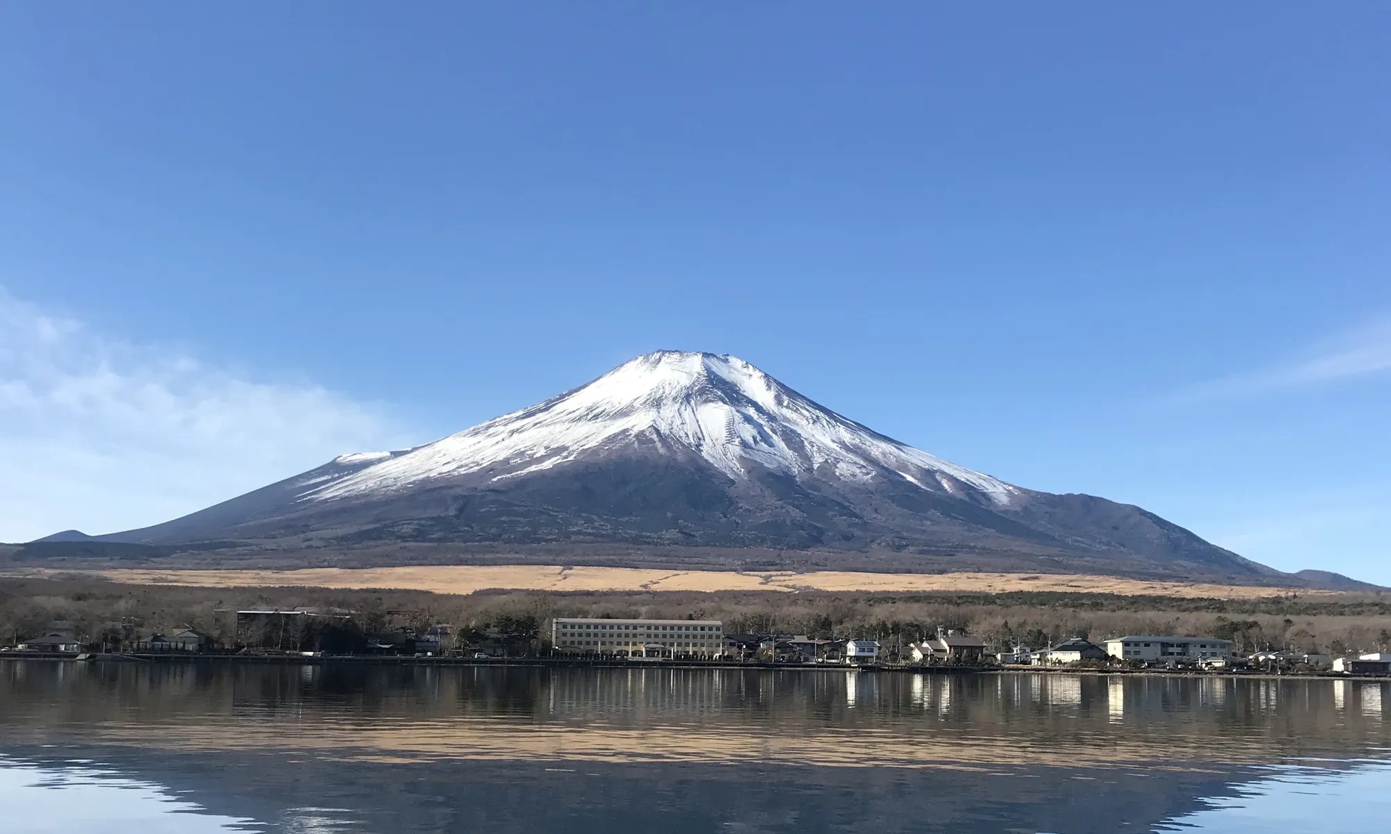 山中湖でバナナボートを楽しむグループと富士山
