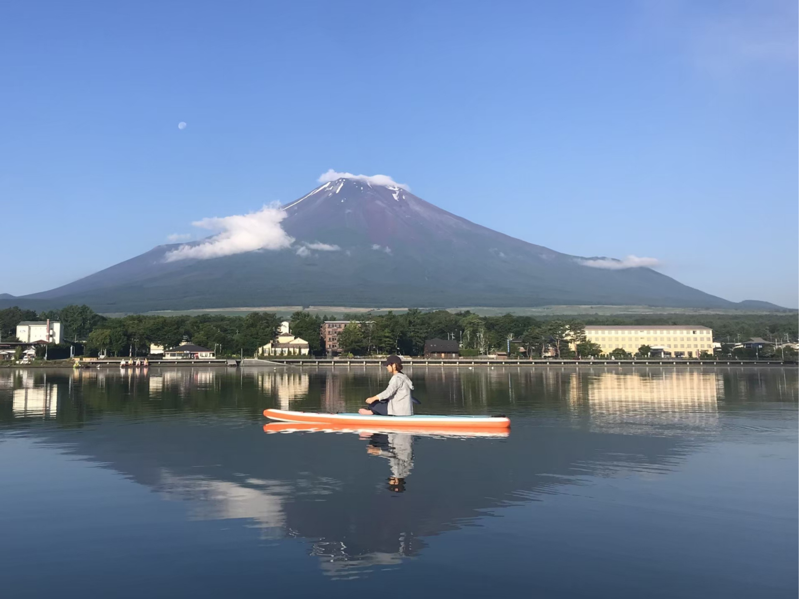 富士山と山中湖でSUP(サップ)を楽しむ様子